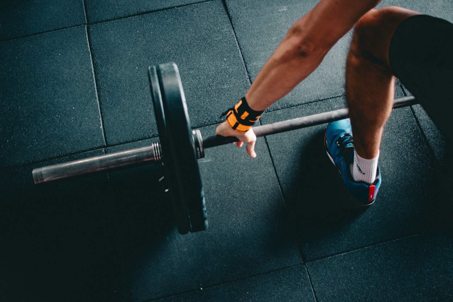 Athlete performing a high-intensity sprint with a visualization of lactate threshold